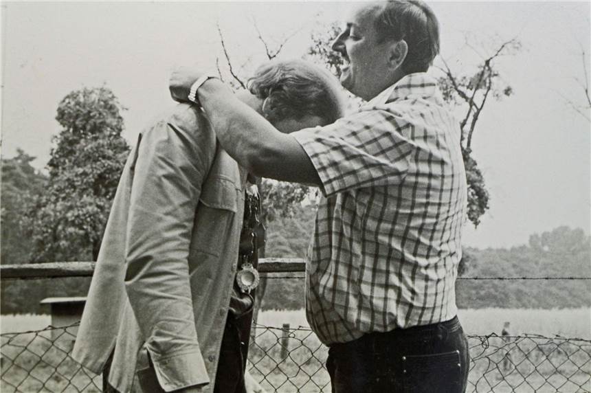 Wasserballer des TV Werne auf der Suche nach ihrer alten Schützenkette Klaus Wortmann (l.) erhielt im Jahre 1979 als neuer Schützenkönig der Wasserballer des TV Werne die Schützenkette von Vorgänger Werner Kleffner überreicht. Nun fragt Wortmann: Wer weiß etwas über den Verbleib der Kette?