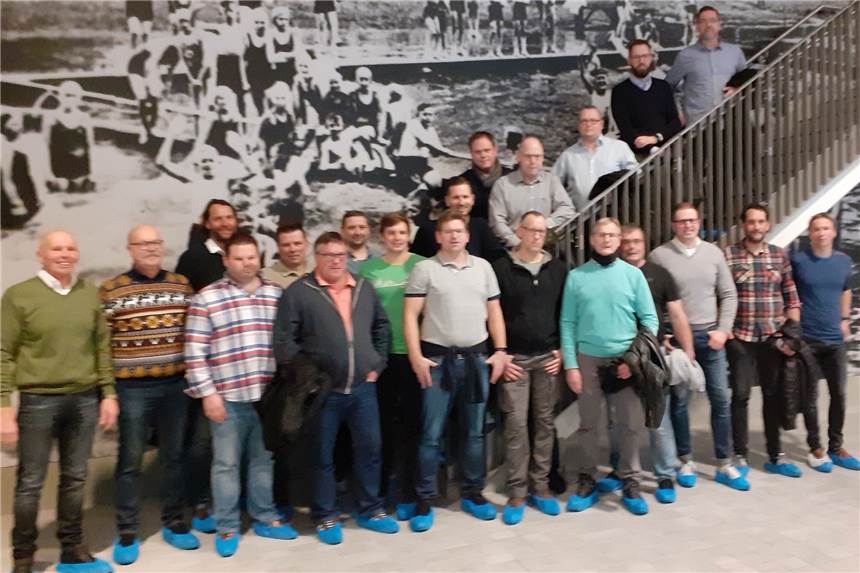 Ehemalige Werner Wasserballer feiern großes Wiedersehen - 50 Jahre nach der Meisterschaft Klaus Wortmann (l.) führte die ehemaligen Spieler und Trainer durch das neue Solebad. Anschließend ging es in die Gastronomie Strobels und ins Restaurant Wienbrede.
