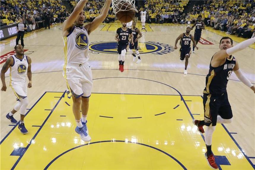 NBA-Star Curry führt Golden State ins Playoff-Halbfinale Klay Thompson von den Golden State Warriors beim Dunking. Foto: Marcio Jose Sanchez/AP