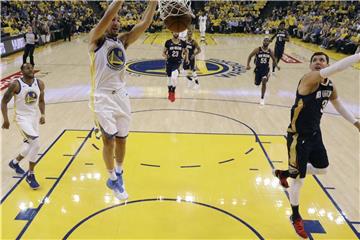 Klay Thompson von den Golden State Warriors beim Dunking. Foto: Marcio Jose Sanchez/AP