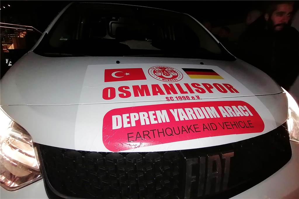 Erdbeben-Hilfe von Osmanlispor stößt auf riesen Resonanz in Mengede Klebefolie auf der Motorhaube eines Transporters: mit der türkischen und der deutschen Flagge.