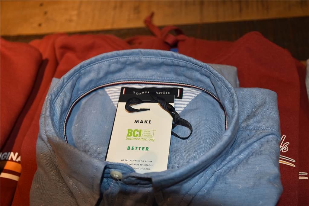 Problem nicht verkaufte Kleidung: Im Modehaus Demes bleiben nicht zu viele Textilien übrig Kleidung, die mit einem BCI-Logo versehen ist, ist im Zusammenhang mit dem Programm "Initiative für bessere Baumwolle" entstanden.
