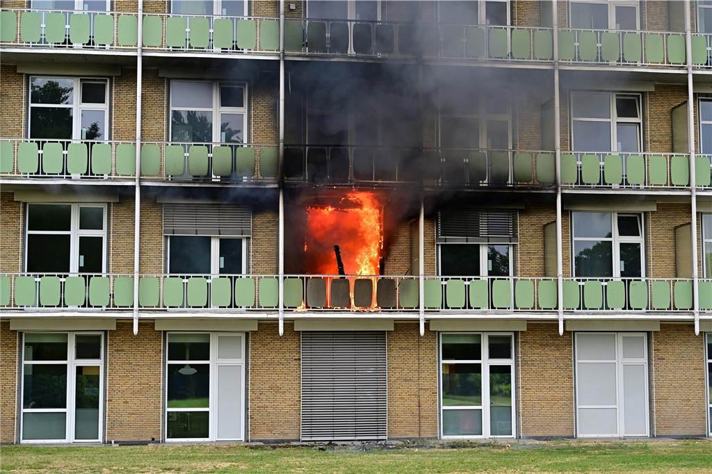 Feuer kommt aus einem Zimmer.
