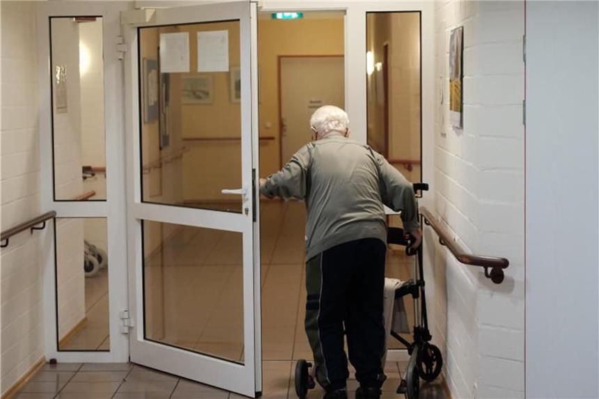 Sensoren in Kleidung können Puls und Blutdruck messen Kleidung mit Sensoren könnte helfen, bei Menschen im Pflegeheim Puls und Blutdruck zu überwachen. Forscher aus Ithaca haben nun solche Verfahren vorgestellt. Foto: Sebastian Willnow/dpa-Zentralbild