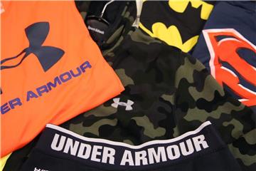 Kleidungsstücke der Marke „Under Armour“. Foto: Christian Charisius/Illustration