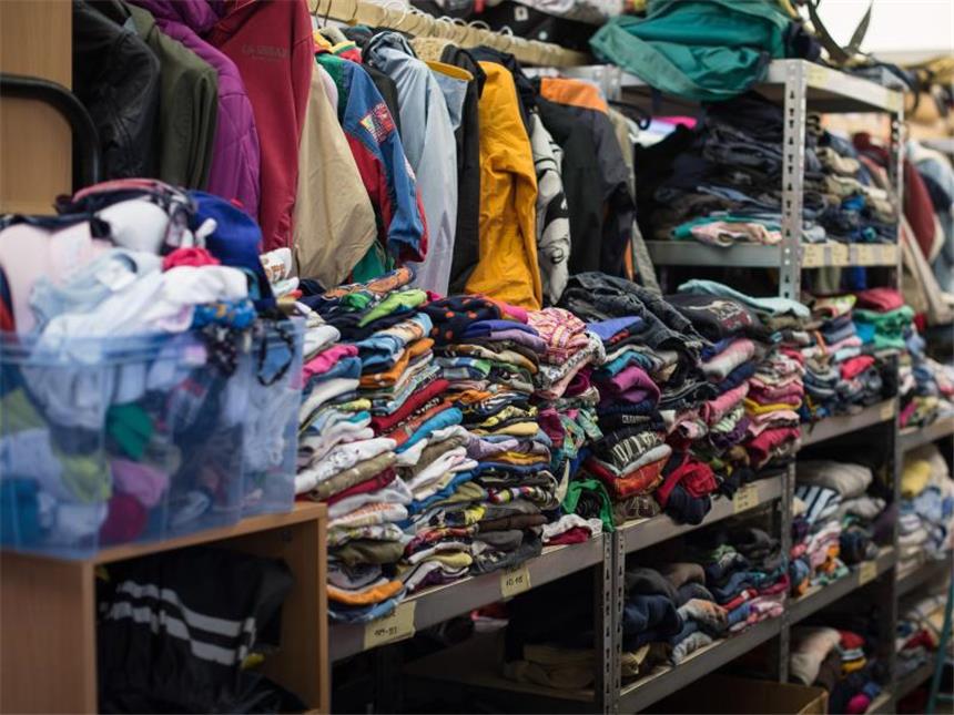 Viele Deutsche betrachten Kleidung als Wegwerfware Kleidungsstücke werden rasch aussortiert und landen im Kleidercontainer oder im Müll. Foto: Maja Hitij