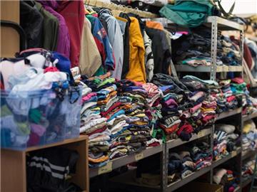 Kleidungsstücke werden rasch aussortiert und landen im Kleidercontainer oder im Müll. Foto: Maja Hitij