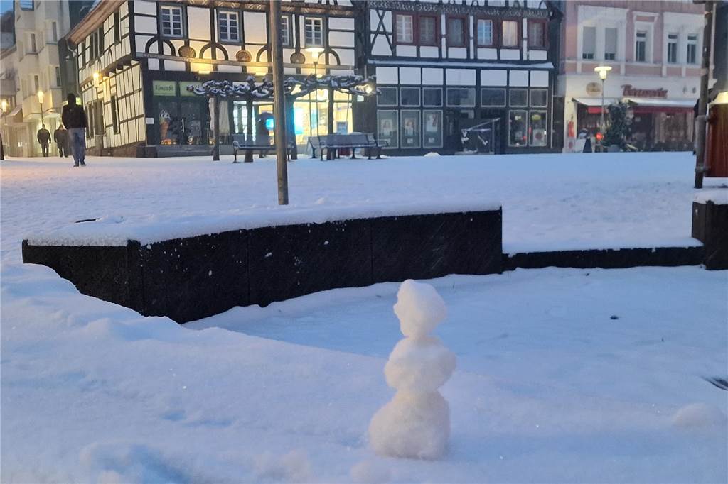 Klein aber fein. Dieser Schneemann thront auf dem Marktplatz in Unnas Innenstadt.
