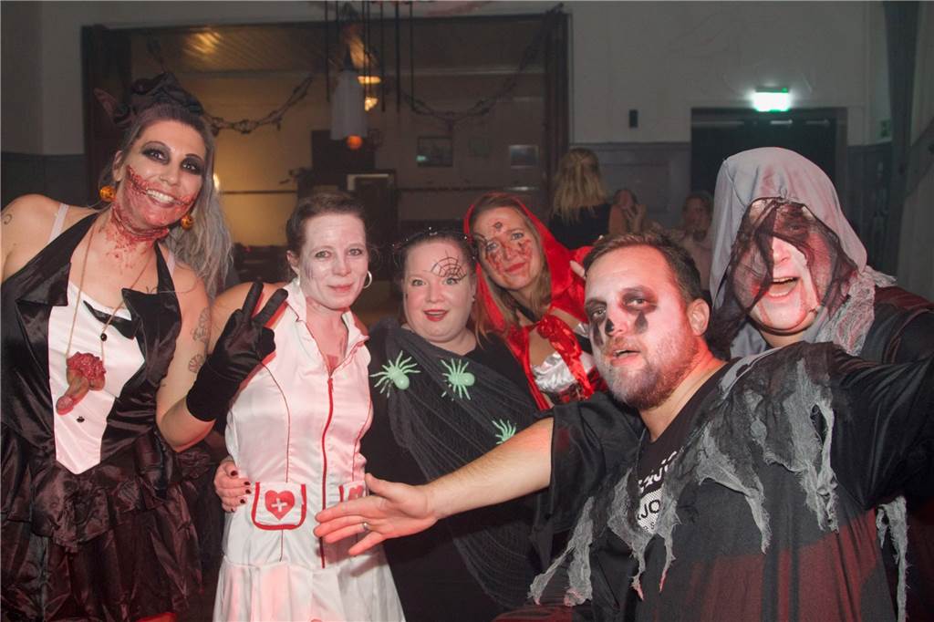 Kein Facebook, kein Instagram: Haus Oe wurde Opfer eines Hackerangriffs Verkleidete Partygäste feiern Halloween
