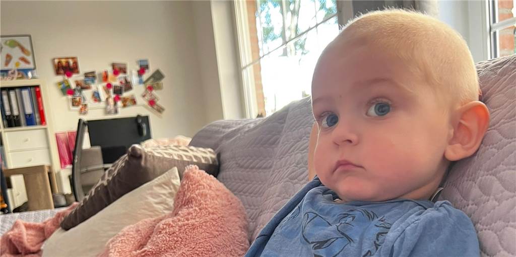 Klein-Theo (2) aus Lünen ist wieder zuhause: Chemotherapie läuft ambulant Klein-Theo ist endlich wieder zuhause - nach zwei Monaten. Durch die Chemo hat der tapfere Junge seine Haare verloren.
