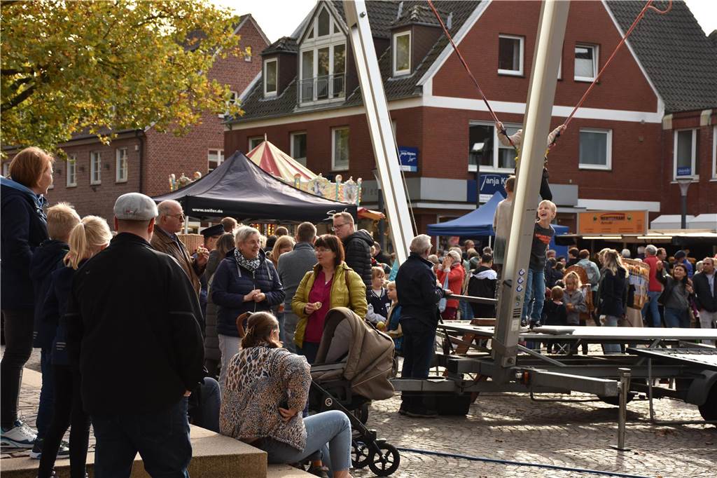 Kleine Attraktionen für Kinder, ein Karussell und viele Imbiss- und Verkaufsbuden rundeten das Angebot ab. „Die Stadt ist gut gefüllt“, sagte Martin Auras vom Stadtmarketing Stadtlohn noch bevor das erste Fass angestochen war. Für ihn ein gelungener Sonntag.