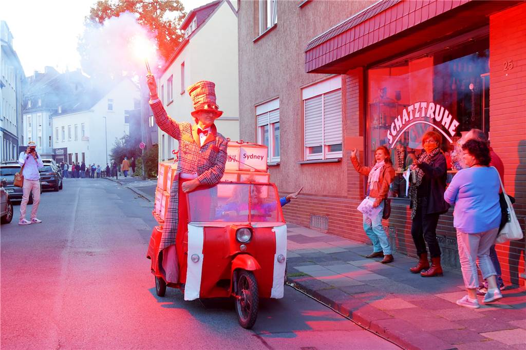 Runde um den Block: Jörg Rost hat ein Auswärtsspiel in Witten Kleine Effekte, wie beim Straßentheater gehören zur Runde um den Block.
