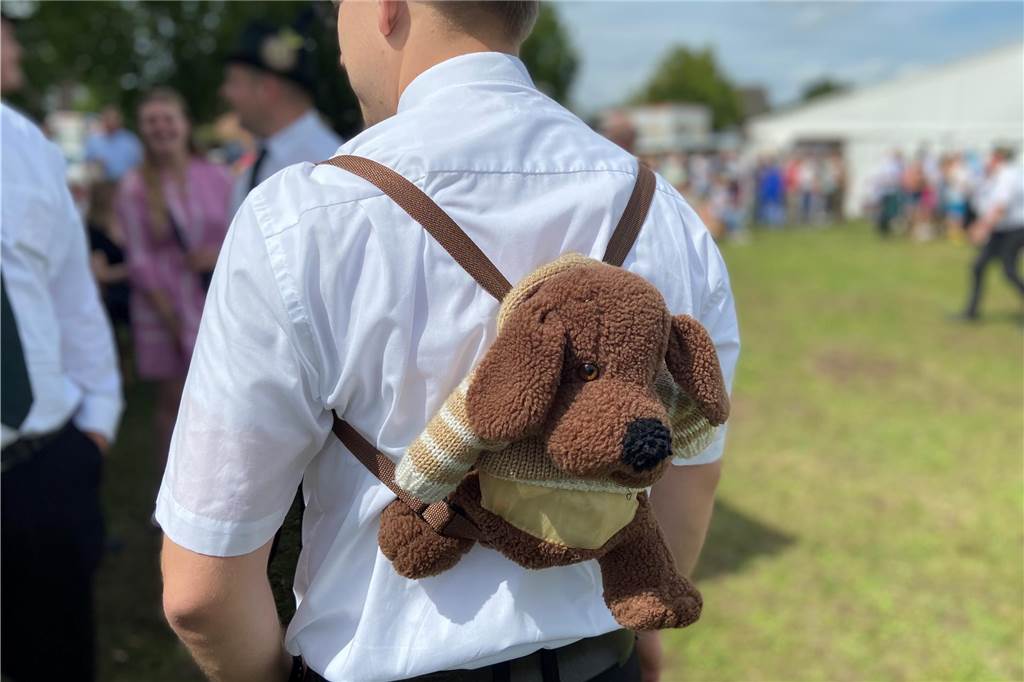 Kleine Erfrischungen für zwischendurch hat dieser Schütze in seinem Rucksack verstaut.