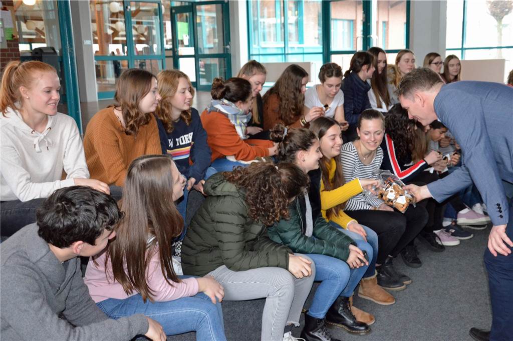 Kleine Esel zur Begrüßung: Dr. Jerome Biehle verteilt die Gastgeschenke.