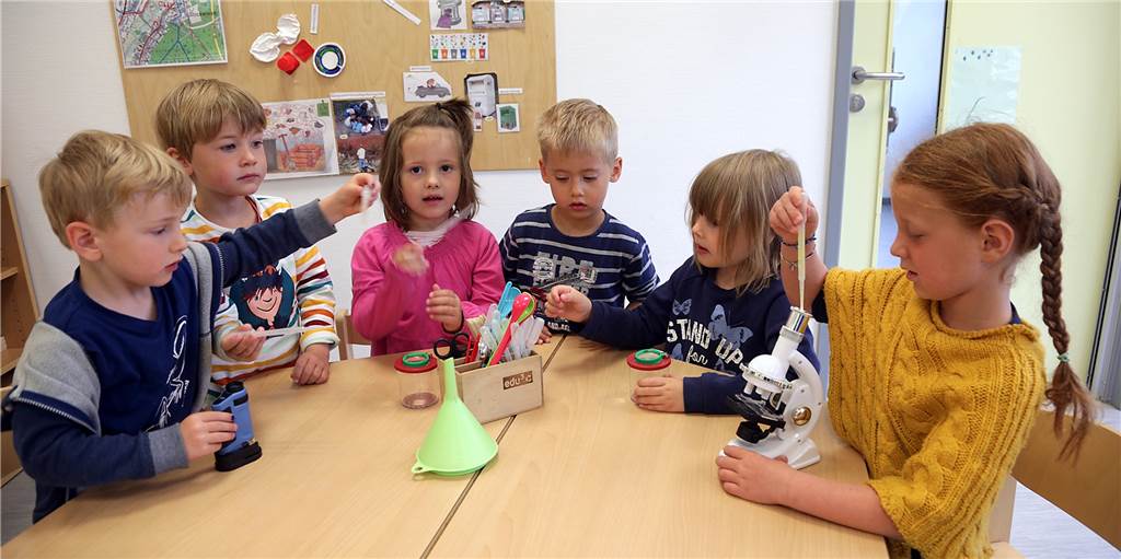 „Von klein auf“: Es gibt Geld für vier Halterner Kindergärten Kleine Forscher "bei der Arbeit": Emilian, Moritz, Emilia, Claas, Lina und Luisa aus der DRK Juniorkita in Sythen freuen sich auf neue Forschungsmaterialien, die von der Gelsenwasser-Stiftung gefördert werden.
