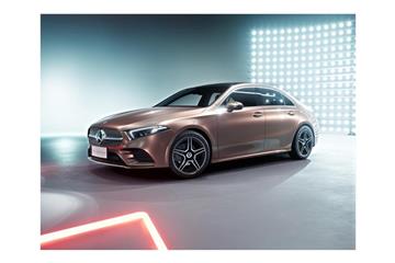 Kleine klassische Limousine: Die neue A-Klasse bietet Mercedes ab Herbst auch als Stufenheck mit normalem Radstand an - im Bild die Langversion. Foto: Daimler AG