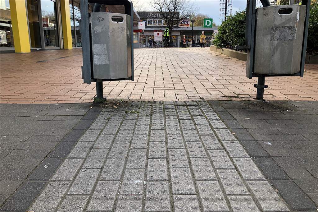 Vorwurf: „Im eks fehlt ein Leitsystem für Sehbehinderte“ Kleine Kuriosität im eks: An dieser Stelle endet der auf dem Boden aufgezeichnete Weg für Sehbehinderte vor einem Absperrbügel