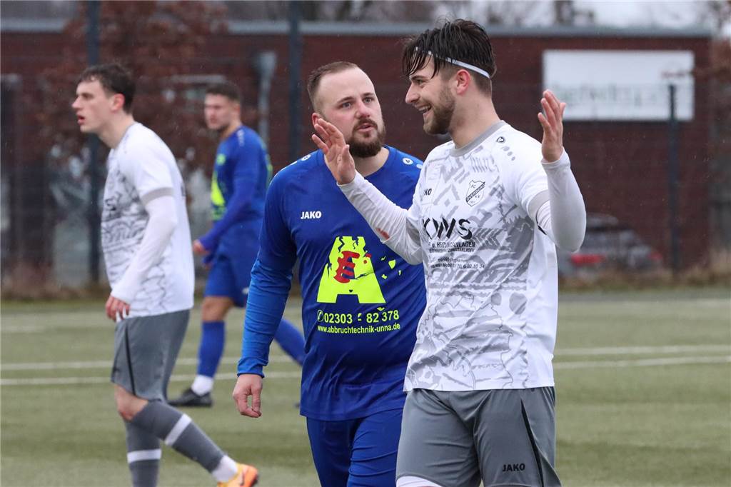 Kamener SC erschreckend harmlos: FC Overberge setzt dickes Ausrufezeichen im Meisterrennen Kleine Meinungsverschiedenheit zwischen Kamens Nico Lenz (l.) und Overberges Sven Steffen.
