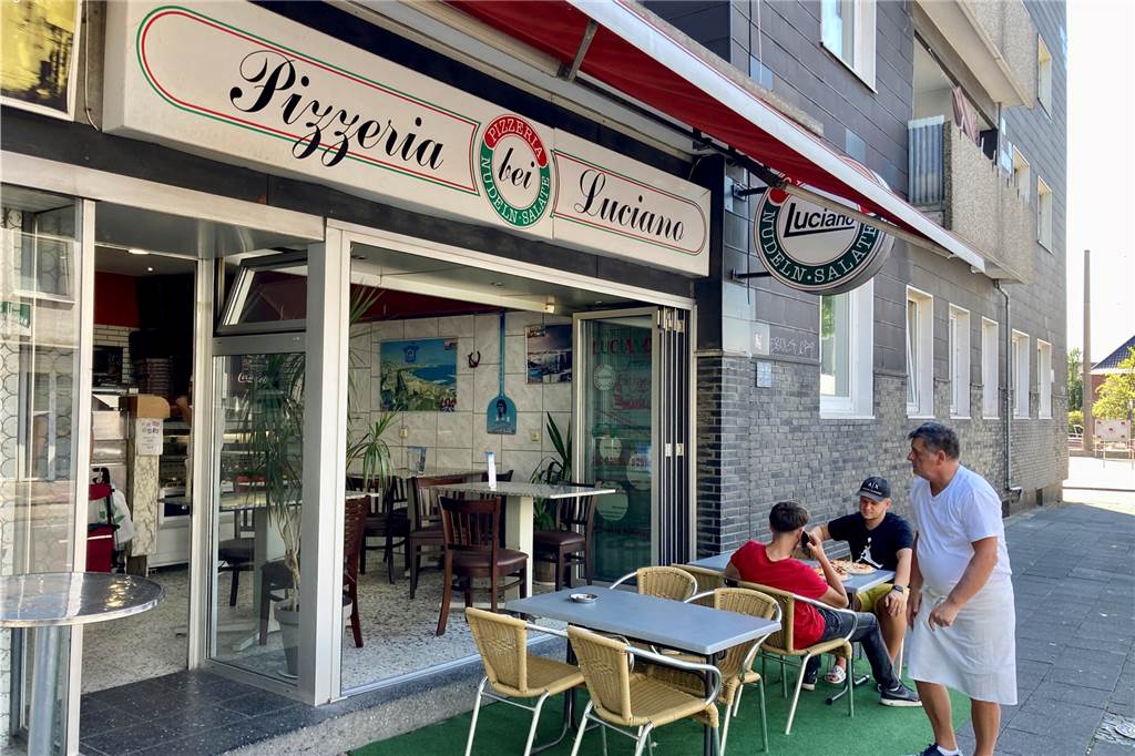 Beste Pizza in Castrop-Rauxel? Adolfo und Enrico Fossa werden gefeiert Kleine Pizzeria, große Tradition: Die Familie kam nach Castrop-Rauxel und eröffnete ihr eigenes Lokal in Ickern im Jahr 1991, hier an der Ickerner Straße.