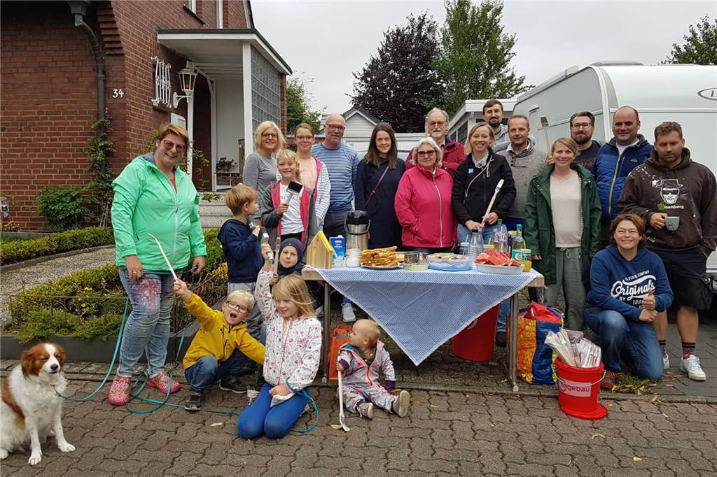 Eltern malen Tempo-Bremsen gegen Raser auf Straße Brinkhof Kleine Stärkung für die Familien, die am Sonntag, 30. Juli, die Aktion gestartet hatten.