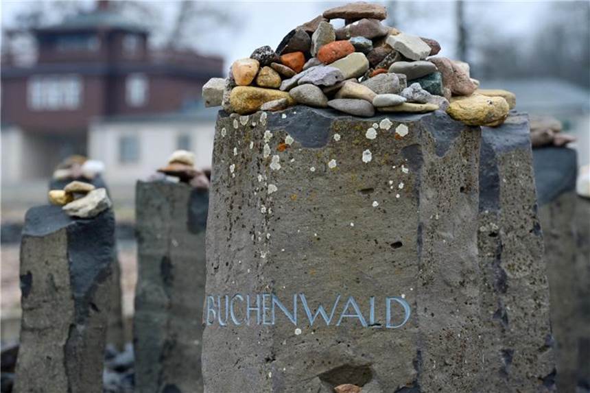 KMK-Präsident gegen Besuchspflicht in NS-Gedenkstätten Kleine Steine liegen im ehemaligen Konzentrationslager Buchenwald auf einem Gedenkstein. Foto: Martin Schutt