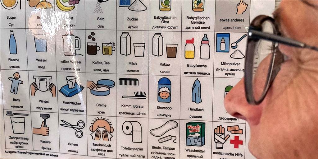 Ausnahmsweise anders: Hache Stiftung unterstützt ukrainische Schüler Kleine Übersetzungstafeln ins Ukrainische sind als erste Orientierung für Flüchtlingskinder in der Grundschule Villigst aufgehängt worden, wie Rektorin Bea Klein zeigt.