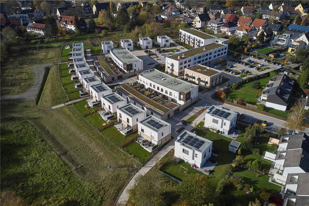 Dortmunder Vorzeige-Siedlung erzeugt mehr Energie, als sie verbraucht Kleine und größere freistehende Einfamilienhäuser wechseln sich mit Reihen- und Mehrfamilienhäusern ab.