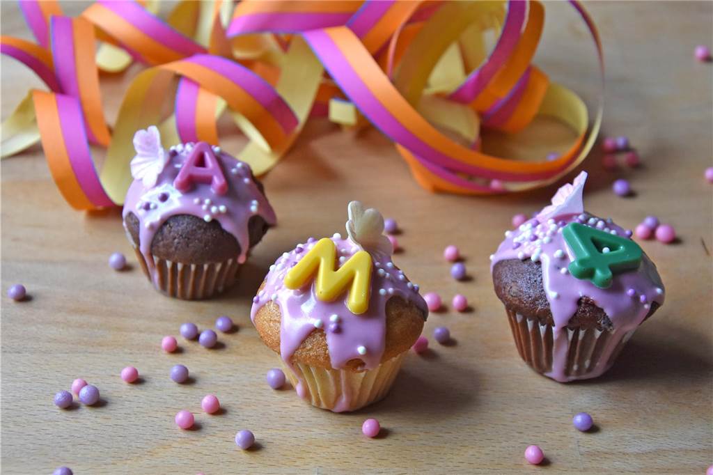 So wird die Kaffeetafel zur Einschulung ein Hingucker: Unkomplizierte Ideen Kleine, unscheinbare Muffins machen mit der richtigen Dekoration etwas her.