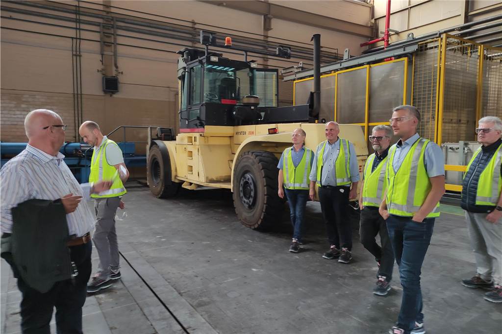HBT plant eigene Stromproduktion auf Westfalia-Campus in Lünen Kleine Werkzeuge und Maschinen kennt man bei HBT so gut wie gar nicht: Das Bild zeigt CDU-Mitglieder vor einem XXL-Gabelstapler der Marke Hyster. Vorne links im Bild zu sehen ist HBT-Produktionsleiter Christof Jürgens.