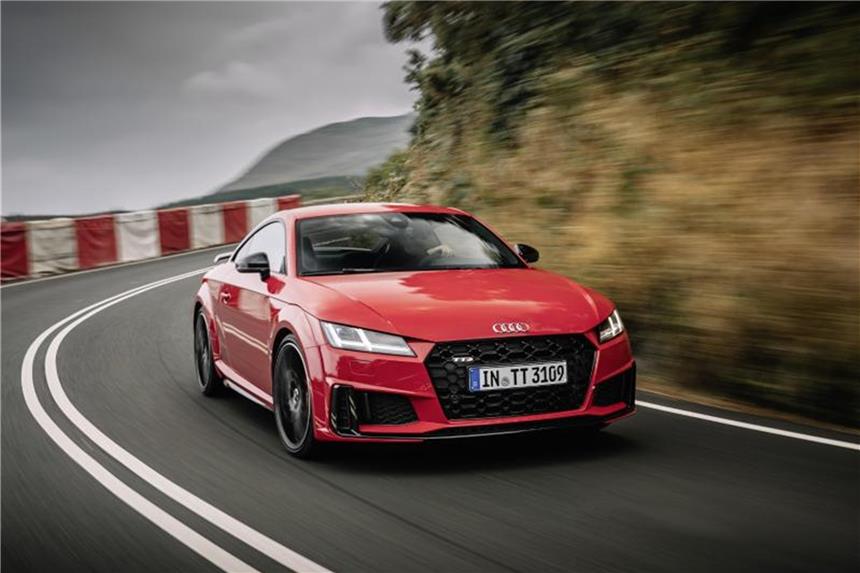 Aufgefrischter Audi TT kommt im Herbst ab rund 35.000 Euro Kleiner Frischekick für die dritte Generation: Mit einer sportlicheren Optik und überarbeiteten Motoren geht der Audi TT im vierten Quartal an den Start. Foto: Audi