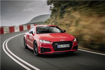 Kleiner Frischekick für die dritte Generation: Mit einer sportlicheren Optik und überarbeiteten Motoren geht der Audi TT im vierten Quartal an den Start. Foto: Audi