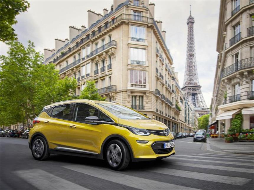 Kleiner mit großer Puste: Der elektrische Kleinwagen Opel Ampera-e fährt nach europäischem Normzyklus mit einer Akkuladung über 500 Kilometer weit. Foto: GM Company/Axel Wierdemann