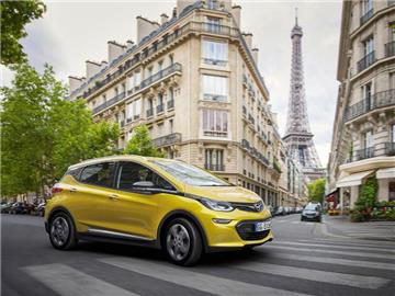 Kleiner mit großer Puste: Der elektrische Kleinwagen Opel Ampera-e fährt nach europäischem Normzyklus mit einer Akkuladung über 500 Kilometer weit. Foto: GM Company/Axel Wierdemann
