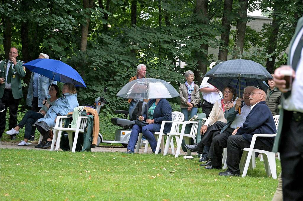 Kleiner Regenschauer saßen Schützen und Zaungäste einfach aus.