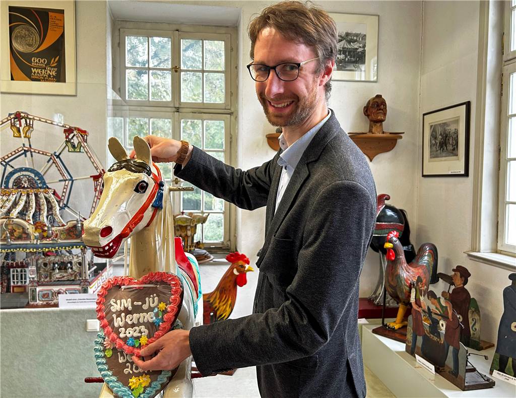 Kleiner Scherz am Rande: Wenn schon ein Karussellpferd im Museum steht, braucht es auch ein Lebkuchenherz, findet Museumsleiter Flemming Feß.