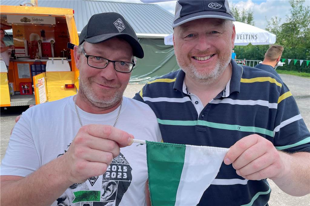 Schützenkaiser und geehrter Vorsitzender bei Lütkeheide-Schützen Kleiner Spaß am Rande. Klaus Zimmermann (l.) beglückwünschte mit diesem kleinen Wimpel scherzhaft den Vorsitzenden Markus Klenner, der Samstagabend eine offizielle Ehrung erfuhr.