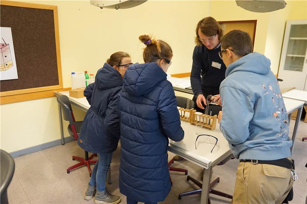 Kleinere Experimente sind nicht nur für die Schüler spannend.