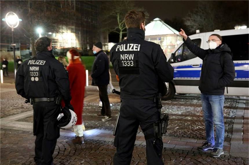 Mehrere Demos im Ruhrgebiet: Hunderte Menschen bekunden Unmut über den Corona-Kurs Kleinere Gruppen von Demonstranten gegen Corona-Maßnahmen und -Impfungen werden von der Polizei begleitet.