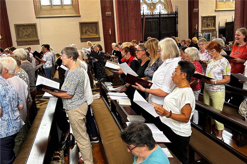 Glaubenswoche in Haltern geht an den Start Chorsänger in einer Kirche