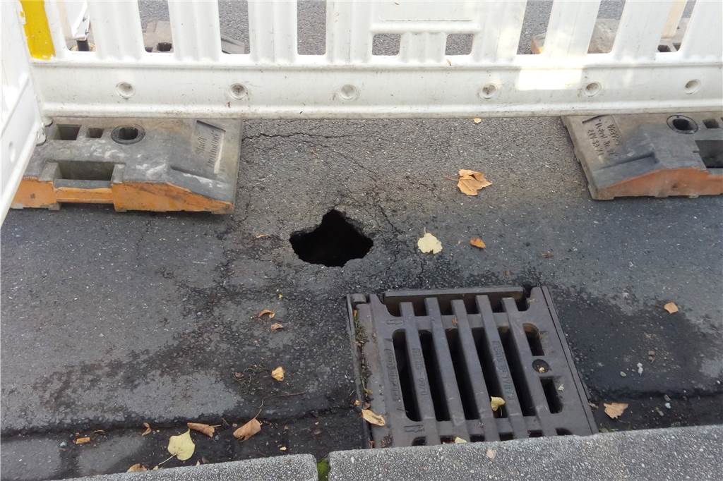 Tagesbruch an Hauptverkehrsstraße im Dortmunder Westen Kleines Loch, große Wirkung: 10 Zentimeter im Durchmesser misst der Tagesbruch, der 1 Meter tief sein soll.