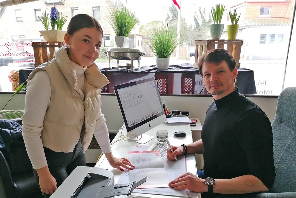 Ex-Restaurant-Chef Thomas Jaworek setzt jetzt ganz auf Catering Inhaber Thomas Jaworek (rechts) und Mitarbeiterin Ilona Tomczak am Schreibtisch im Ladenlokal des Cateringservices an der Henrichenburger Straße in Castrop-Rauxel-Habinghorst.