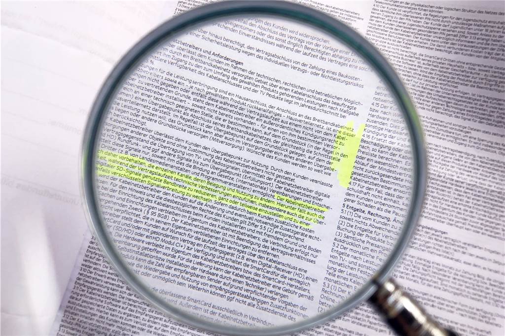 Wie Vodafone und Unitymedia einen Sky-Kunden in die Röhre gucken lassen Kleingedrucktes bei Unitymedia: Der Kunde konnte nichts darüber lesen, dass die Sky-HD-Kanäle auf vier runtergehen.