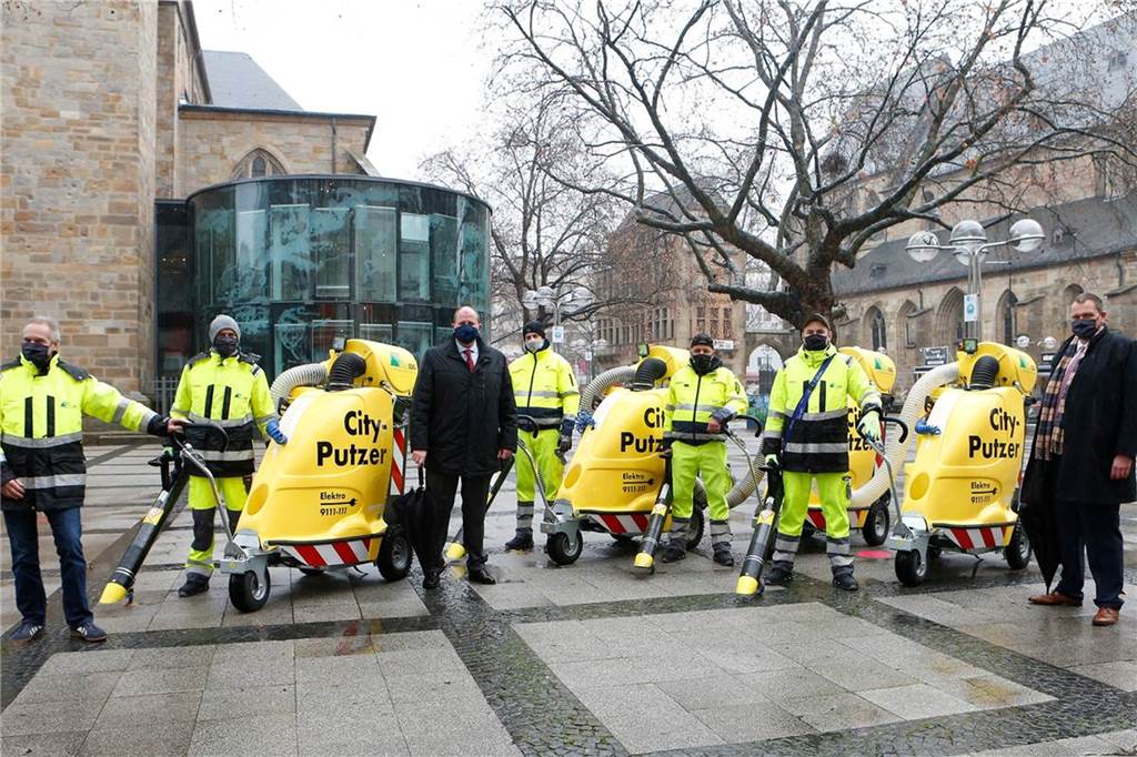 Kleinkehrmaschinen helfen der EDG bei der Beseitigung des Silvestermülls. Doch beispielsweise Feuerwerksbatterien sind zu groß für ihre Schläuche, sie müssen per Hand beseitigt werden. (Archiv)