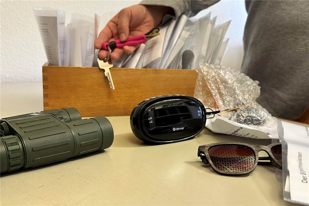 Bestandsaufnahme im Fundbüro: Besitzer von Rädern und Handys gesucht Kleinteile wie Schlüssel, Brillen, ein Funkwecker und ein Fernglas werden im Fundbüro gesondert aufbewahrt.