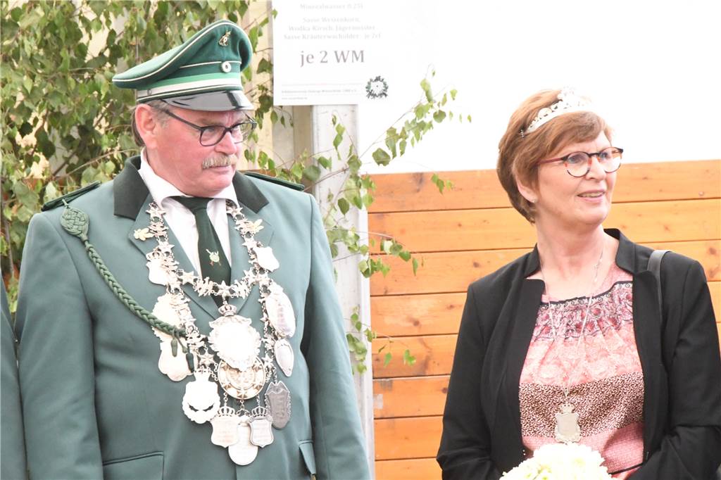 Schützenfest Ondrup-Westerfelde: Das Herz eines Ex-Schützenkönigs Klemens und Susanne Wiewel regieren den Schützenverein Ondrup-Westerfelde. Am Pfingstmontag waren sie natürlich auch im Festzelt. "Nach etwas wenig Schlaf", wie König Klemens zugab.