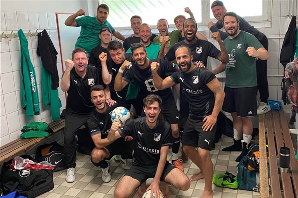 Der Steffen Baumgart der Kreisliga B verpasst dem „großen“ TuS Bövinghausen einen Seitenhieb Die Mannschaft von GW Kley steht jubelnd in der Kabine.