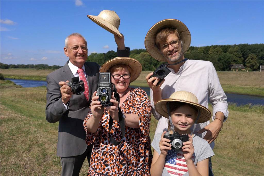 Die Stadtgesellschaft geprägt: Matthaus Feller geht in den Ruhestand Klick, klick: Sponsor Matthias Feller, Sabine Podlaha, damals Leiterin des Amtes für Kultur und Weiterbildung der Stadt Dorsten, Bernhard Klug, Projekt-Koordinator der Foto-Expedition, und Nachwuchs-Fotografin Pauline bei der Pressekonferenz zu einer Foto-Olympiade Lippeland.