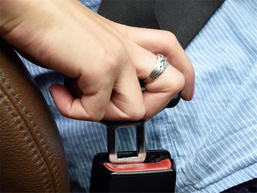 Autounfälle 2015: Etwa jeder fünfte Tote nicht angegurtet Klick mich: Moderne Sicherheitsgurte binden sich in ein Sicherheitskonzept aus Airbags, Gurtstraffern, Sitzen und Kopfstützen ein. Foto: Jens Kalaene