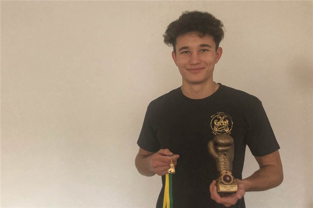 Klim Vogt mit seinen Trophäen: Die Medaille ist von den Golden Gloves, der Pokal von dem ersten Turnier in Australien.