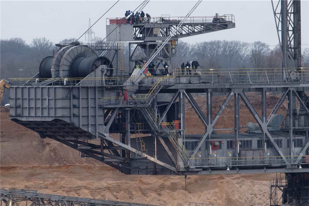Klimaaktivisten besetzen Bagger und seilen sich von Brücke ab: Solidarität mit Lützerath Klimaaktivisten haben einen Schaufelradbagger im Braunkohletagebau Hambach im rheinischen Braunkohlerevier besetzt.